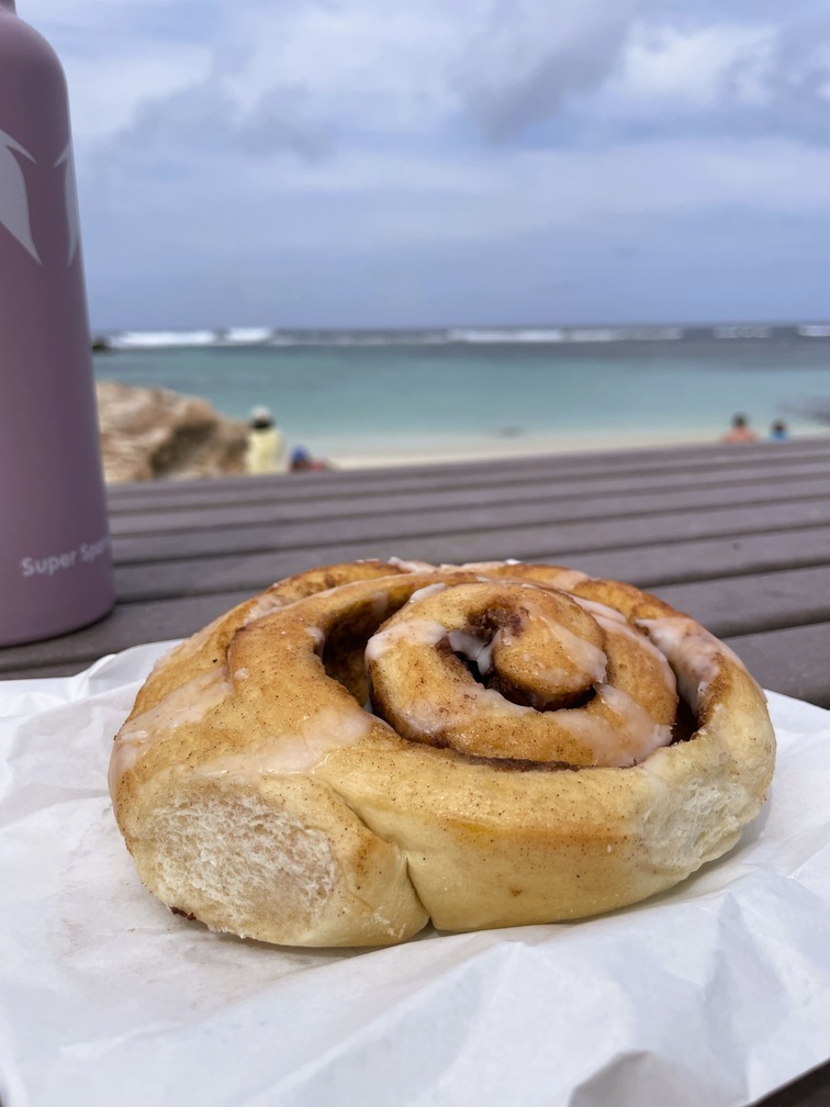 Cinnamon Roll mit Aussicht auf die Little Salmon Bay