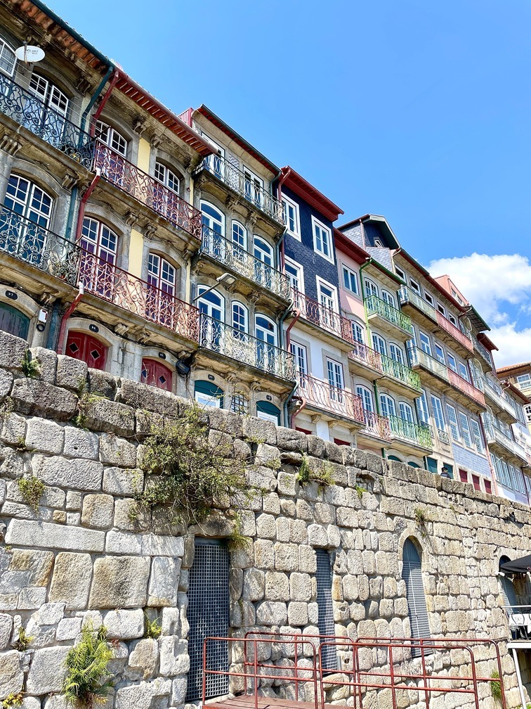 Bunte Häuserfassaden Flussufer Porto